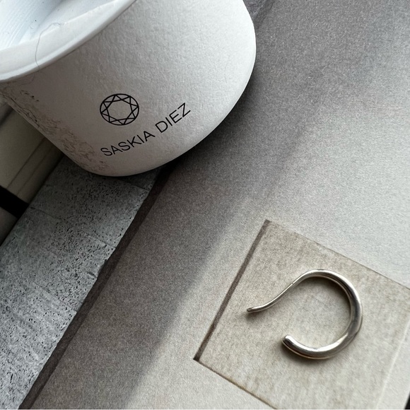 SASKIA DIEZ Silver Wire Ear Cuff - Picture 6 of 7